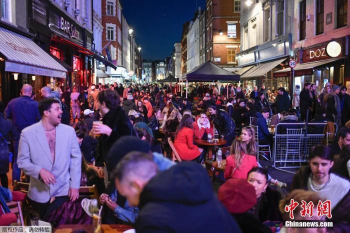 资料图：当地时间2021年4月12日，英国进入放松疫情封锁措施的第二阶段。酒吧解封的第一晚，伦敦大批民众在市中心喝酒跳舞，场面宛如狂欢节。