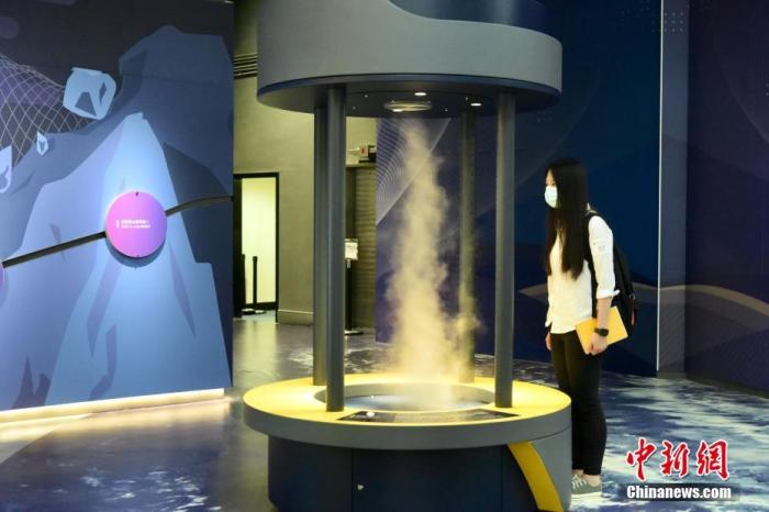 资料图：香港科学馆入场人士观看模拟“龙卷风”。中新社记者 李志华 摄