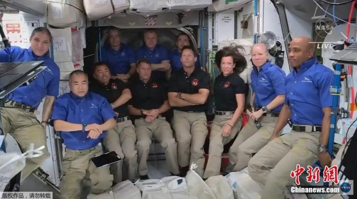 美国东部时间2021年4月24日上午7时05分，搭乘美国太空探索技术公司(SpaceX)载人“龙”飞船的4名宇航员抵达国际空间站。