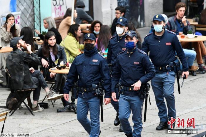 资料图：意大利警察在米兰Navigli运河旁的步行街巡逻。