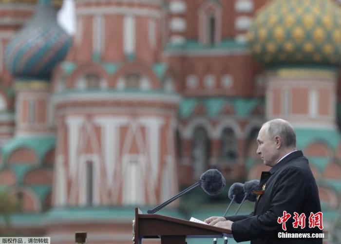资料图：2021年5月9日，俄罗斯总统普京在纪念卫国战争胜利76周年阅兵式上发表讲话。