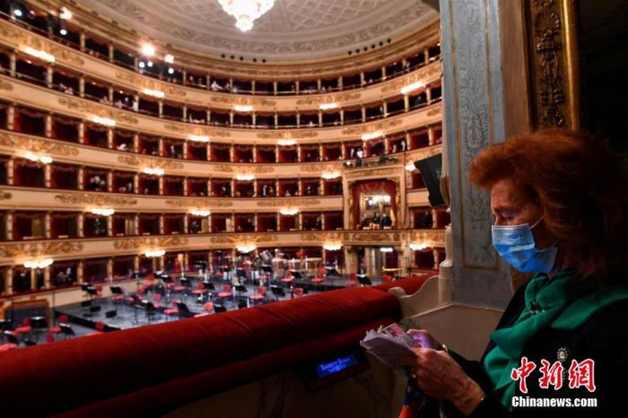 资料图：意大利米兰，人们戴着口罩参加米兰斯卡拉歌剧院的音乐会。