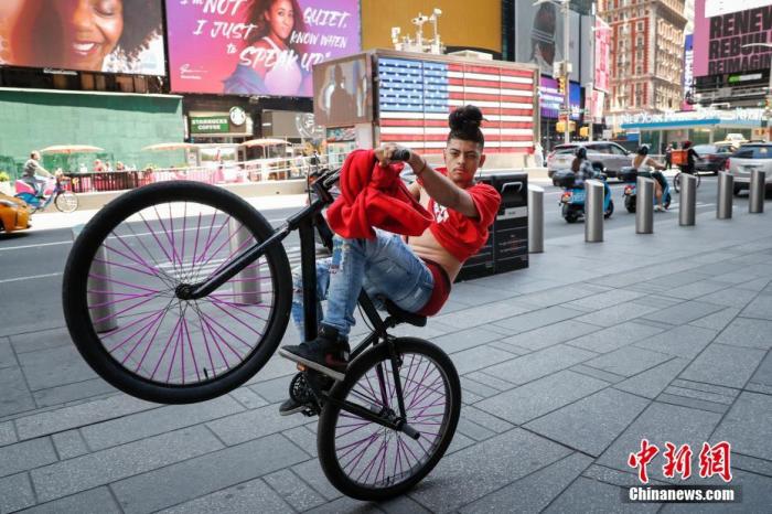 当地时间5月17日，美国纽约市时报广场玩单车的男子。中新社记者 廖攀 摄