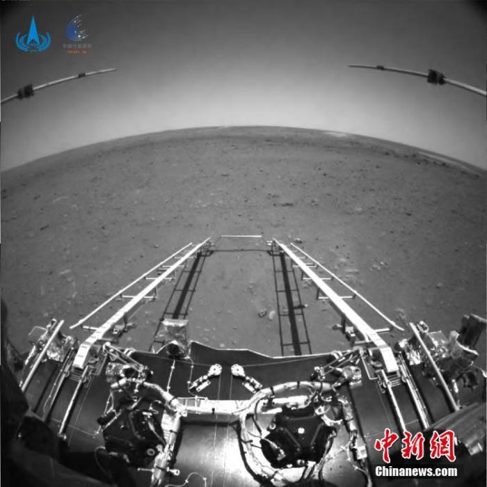 中国国家航天局19日发布天问一号任务探测器着陆过程两器分离和着陆后“祝融号”火星车拍摄的影像。 国家航天局 供图