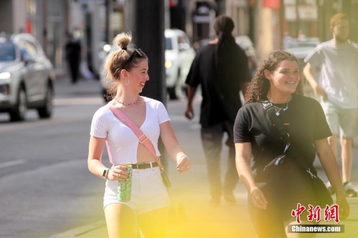 当地时间6月7日，身着夏装的年轻女子行走在加拿大多伦多街头。多伦多正遭遇今年首波热浪袭击，气象部门已连续三天发出高温警告。 a target='_blank' href='https://www.chinanews.com/'/p中新社/a记者 余瑞冬 摄