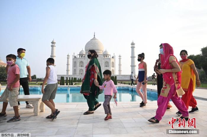 当地时间6月16日，印度北方邦阿格拉，随着当地新冠防疫限制措施逐步放宽，著名旅游景点泰姬陵时隔两个月重新对外开放。图为游客在泰姬陵内游览。
