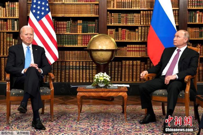 当地时间6月16日，俄罗斯总统普京和美国总统拜登在瑞士日内瓦一处名叫拉格兰奇的别墅会晤。据报道，在长达3个半小时的会谈中，二人广泛谈及了包括战略稳定、地区稳定和网络安全在内的诸多问题。图为俄罗斯总统普京和美国总统拜登在别墅内进行会谈。