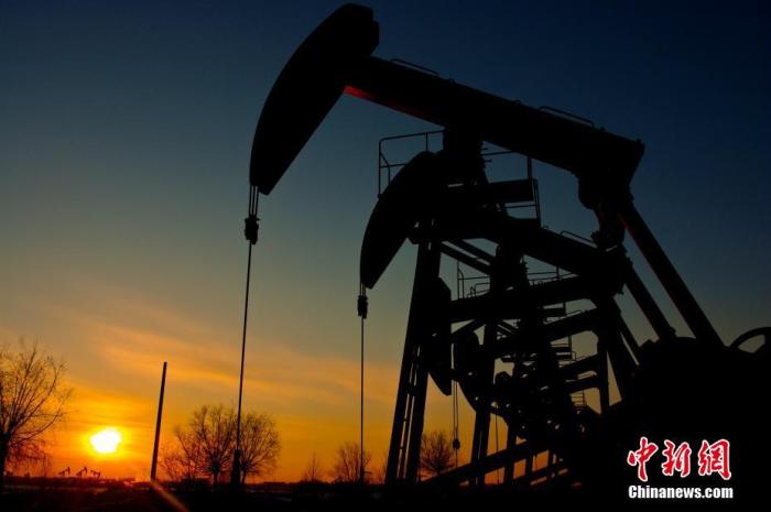 资料图：大庆油田一处采油机在夕阳下工作。 中新社记者 李慧思 摄