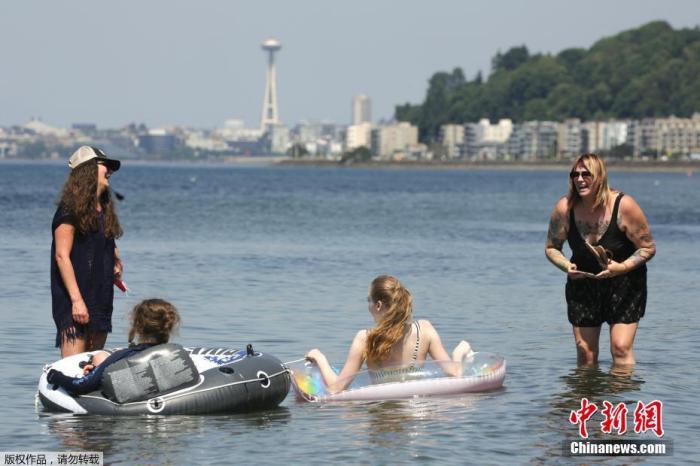 图为当地时间6月29日，美国华盛顿，人民在西雅图阿尔基海滩降温。