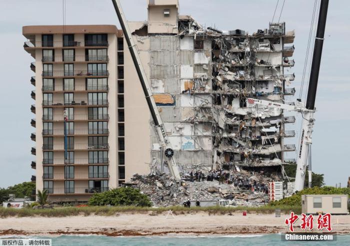 图为迈阿密公寓楼坍塌现场， 搜救仍在进行。