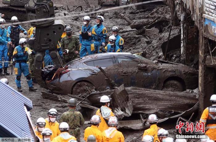 当地时间7月5日，日本静冈县热海市泥石流救援现场，淤泥中拖出受困的汽车。