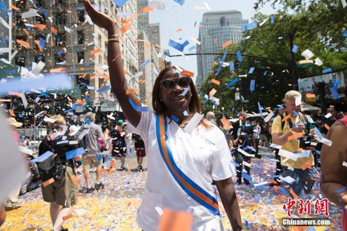 当地时间7月7日，“纸带游行”在美国纽约曼哈顿举行，致敬抗疫工作者。在活动现场，人们将办公室碎纸机中的纸带抛向游行队伍表达敬意。 