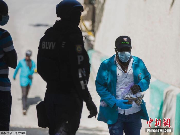 海地总统莫伊兹被暗杀后，法医调查员带走一袋从海地总统住所收集到的弹壳。