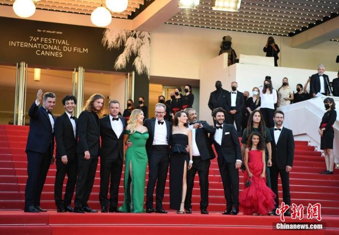 当地时间7月8日晚，法国戛纳，第74届戛纳电影节影片《静水城》主创团队亮相首映红毯，该片由美国导演汤姆·麦卡锡执导，美国影星马特·达蒙、法国影星卡米尔·科坦等主演。