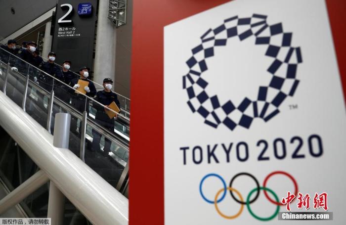 当地时间2021年7月12日，日本东京，东京奥运会开幕日期临近，警察对奥运会主新闻中心进行安全检查。