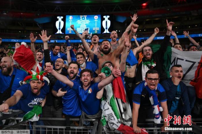 图为意大利球迷庆祝决赛胜利。