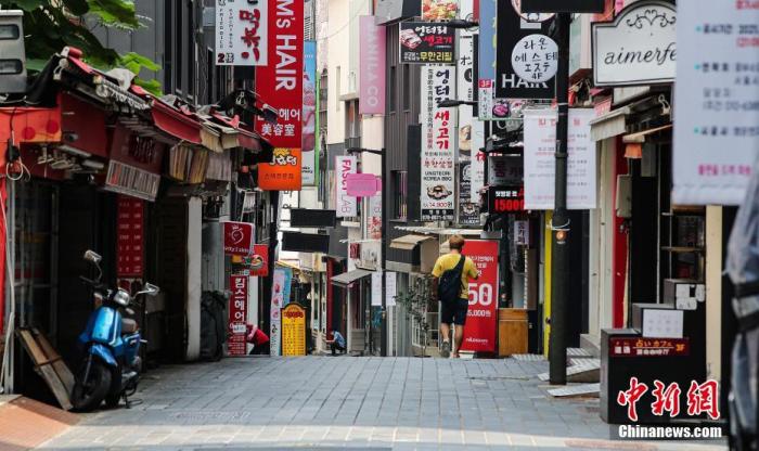 当地时间2021年7月12日，韩国首尔，当天起韩国首都圈实施最高防疫响应级别的第四级，首尔明洞街头萧条冷清，顾客稀少。 图片来源：视觉中国