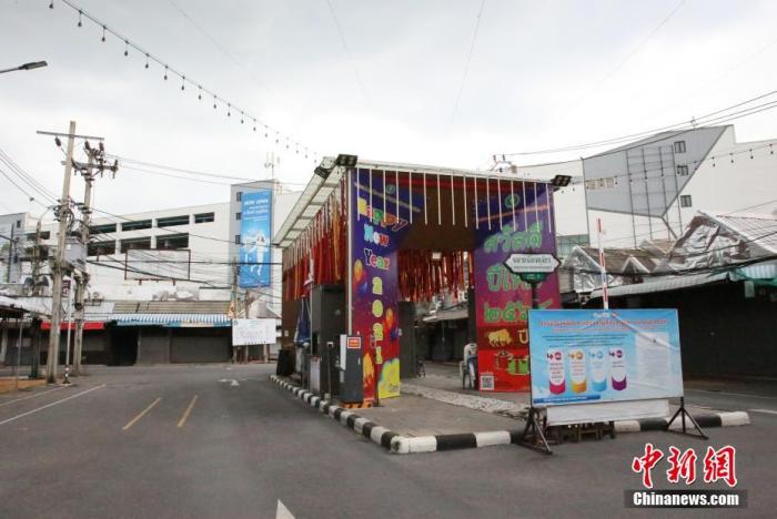 当地时间7月17日，泰国乃至东南亚最大的周末市场曼谷乍都乍周末市场关闭。曼谷市政府称，为防控疫情传播，该市场将暂时关闭至7月29日。