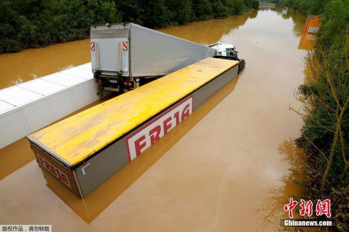 当地时间7月16日，德国Erftstadt，大雨过后，卡车困在被洪水淹没的街道上。