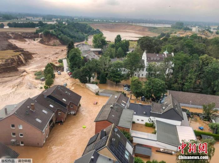 当地时间7月16日，德国Erftstadt-Blessem，遭到洪水侵袭的城镇。