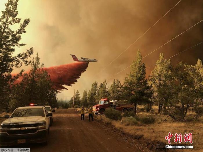 美国俄勒冈州山火肆虐，图为消防员喷洒阻燃剂。