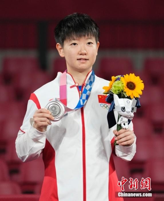 在东京奥运会乒乓球女子单打决赛中，中国选手陈梦以4比2战胜队友孙颖莎，夺得冠军。孙颖莎获得亚军。图为孙颖莎在颁奖仪式上。 中新社记者 杜洋 摄