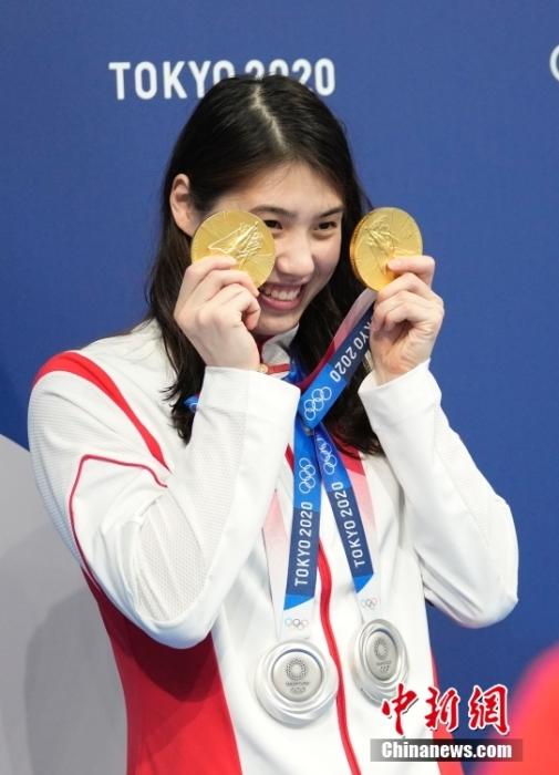 资料图：张雨霏在东京奥运会赛场展示自己的四块奖牌。东京奥运会上，张雨霏游了12枪共收获了2金2银，是当之无愧的“劳模”。<a target=