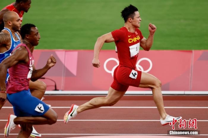 8月1日，在东京奥运会田径男子百米半决赛中，中国选手苏炳添以9.83秒的成绩获得小组第一顺利晋级决赛，并打破亚洲纪录，他也成为了首位闯进奥运男子百米决赛的中国人。图为苏炳添在比赛中。 中新社记者 富田 摄