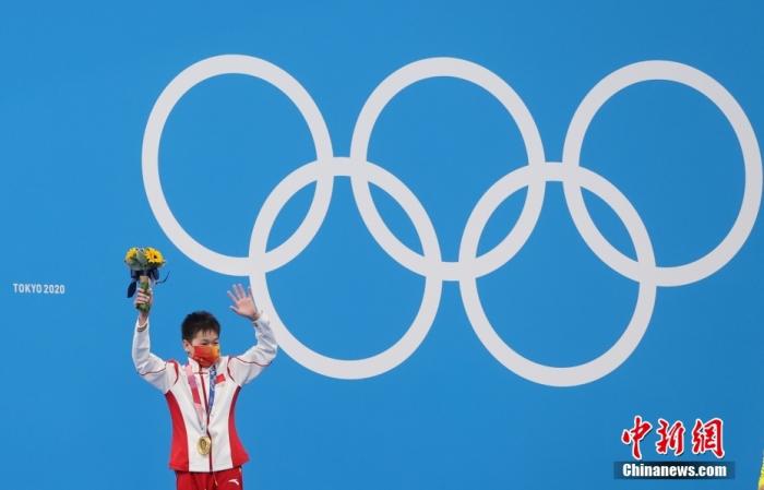 8月5日，在东京奥运会跳水项目女子10米跳台决赛中，中国选手全红婵466.20分夺得冠军，陈芋汐425.40分获得银牌。全红婵是本届奥运会中国体育代表团年龄最小的运动员，年仅14岁。图为全红婵在颁奖仪式。 中新社记者 杜洋 摄