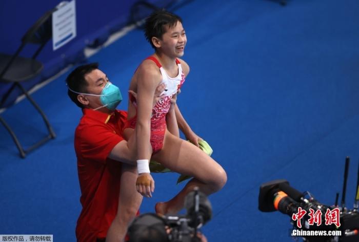 当地时间8月5日，中国代表团年龄最小的奥运冠军诞生，全红婵以领先95分的总成绩拿到金牌，赛后教练把她高高举起。