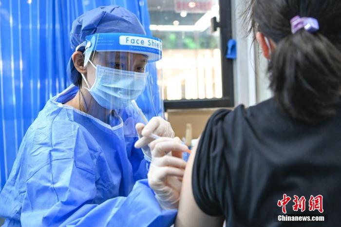 资料图：医务人员为市民接种新冠病毒疫苗。 中新社记者 陈骥旻 摄 