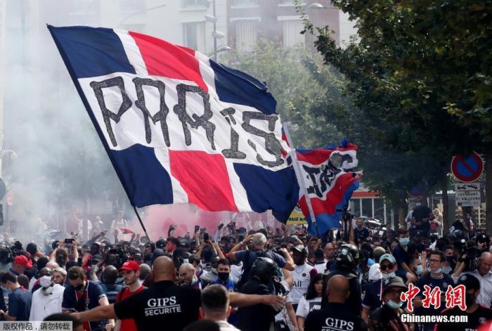 当地时间8月11日，阿根廷著名球星梅西首次出席巴黎圣日耳曼发布会后，在巴黎街头与支持他的球迷见面，现场气氛热烈如同过节。图为巴黎街头聚集的球迷。