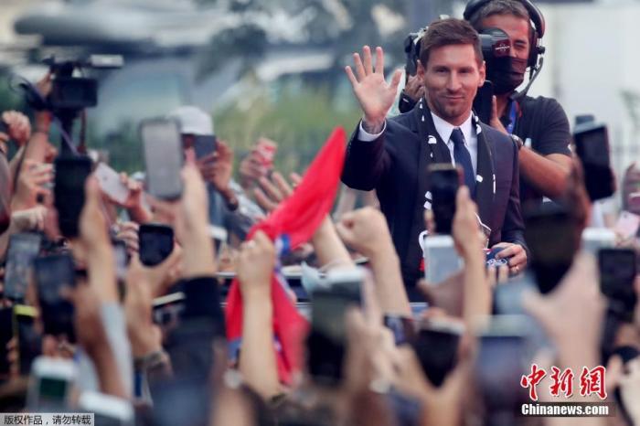 当地时间8月11日，阿根廷著名球星梅西首次出席巴黎圣日耳曼发布会后，在巴黎街头与支持他的球迷见面，现场气氛热烈如同过节。
