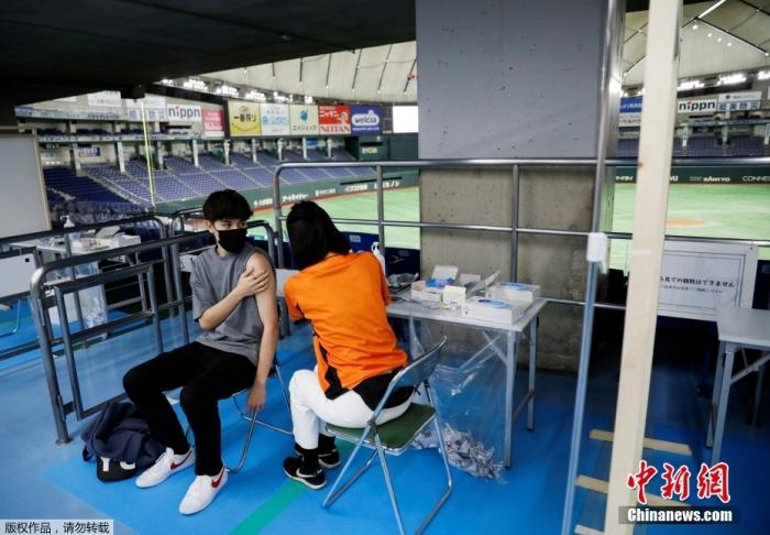 资料图：日本东京巨蛋体育场成为新冠疫苗接种中心，民众有序前来接种疫苗。