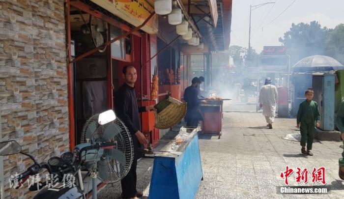 当地时间2021年8月17日，阿富汗喀布尔，阿富汗塔利班进入喀布尔后，民众在街头行走。 图片来源：澎湃影像