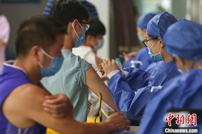 资料图：市民在接种点接种新冠疫苗。 中新社记者 刘力鑫 摄