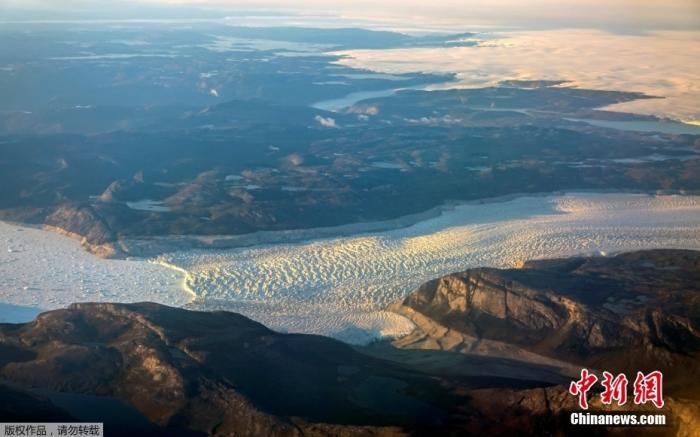 当地时间9月4日，镜头下的格陵兰岛冰盖大面积融化。