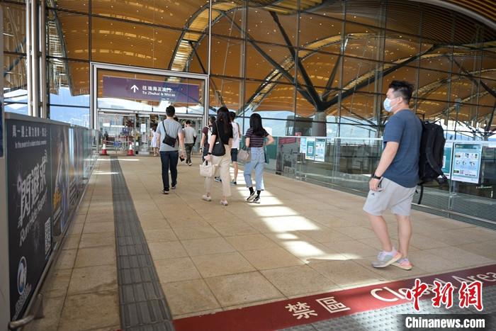 资料图：香港居民在港珠澳大桥香港口岸出入境。 <a target='_blank' href='/'><p  align=