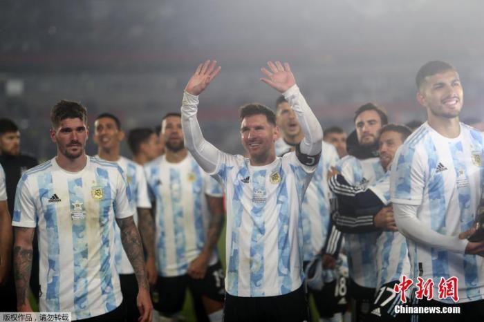 2021美洲杯决赛，阿根廷队力克东道主巴西队获得冠军。图为梅西庆祝。