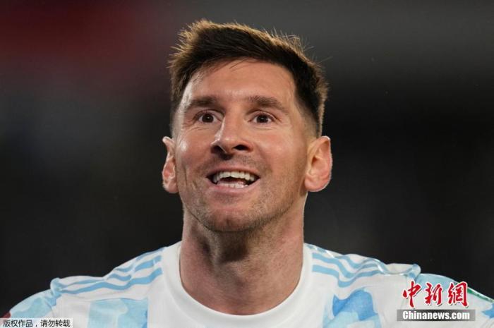 当地时间9月9日，阿根廷在2022年世界杯预选赛南美区比赛中3：0大胜玻利维亚，梅西上演帽子戏法，并以79粒进球打破贝利保持的南美球员国家队进球纪录，加冕南美射手王。赛后，球场内还举行了美洲杯冠军庆典。梅西和队友们一一拥抱，而在等待举起冠军奖杯时，他流下了眼泪。