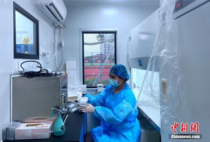 9月14日，福建省莆田市仙游县方舱核酸检测点7个方舱实验室已有三个投入使用。 中新社记者 张斌 摄