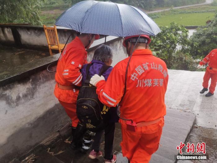9月16日，四川泸州泸县发生6.0级地震后，救援人员转移群众。谢培林 摄