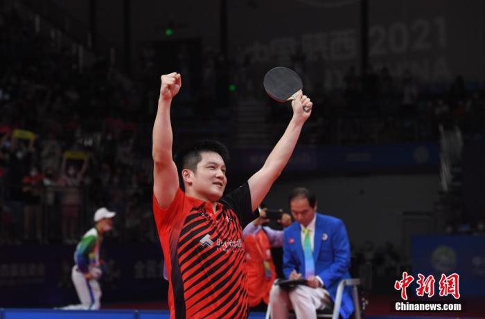 9月21日，在陕西延安举行的第十四届全运会乒乓球项目男子团体决赛中，广东队以3：1战胜北京队，夺得本赛事冠军。图为樊振东战胜马龙后庆祝。 中新社记者 王刚 摄