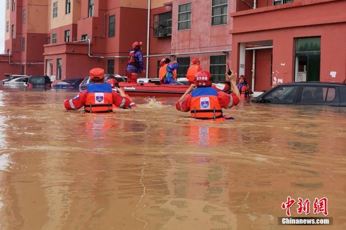 自9月24日晚间开始，河南多地遭遇强降水。资料图为救援人员涉水转移被困群众。赵世须 摄