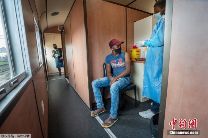 9月27日消息，近日，南非派遣一列载有新冠疫苗的火车前往其最贫穷的省份之一，向医疗设施紧张的地区运送疫苗。这列名为Transvaco的疫苗列车在东开普省进行为期三个月的旅行，并在七个车站每站停留两周，为人们接种疫苗。