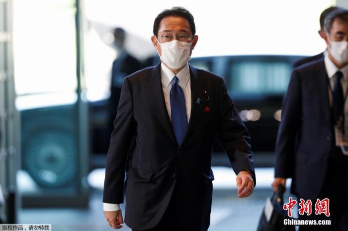 当地时间10月4日，日本自民党总裁岸田文雄经过众院全体会议的首相指名选举成为第100任首相。图为岸田文雄抵达首相官邸。