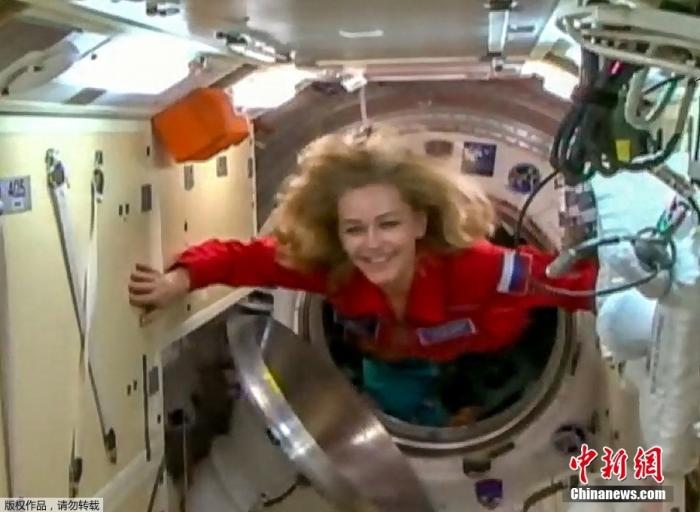 当地时间10月5日，载有俄罗斯一名宇航员和两名电影工作者的俄“联盟MS-19”飞船经过3个多小时飞行后与国际空间站成功对接。这将是电影史上首次有专业演员在太空拍片。他们将在国际空间站停留12天，计划于17日返回地球。