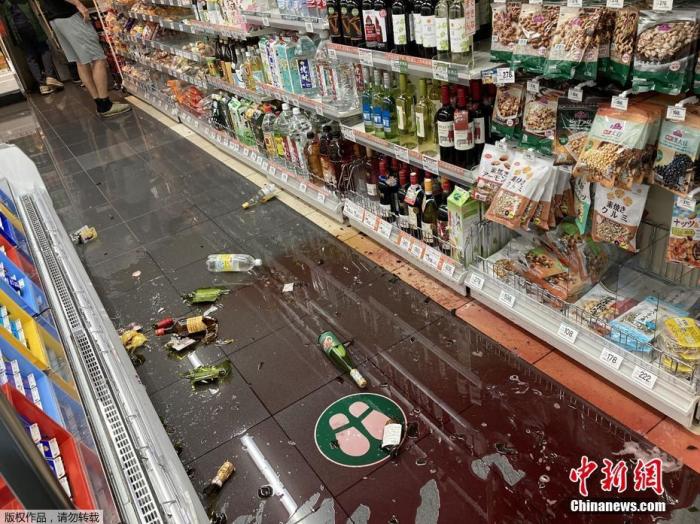图为日本千叶县一家便利店受灾。