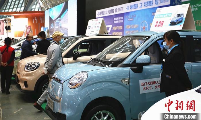 图为10月21日，第十一届中国—东盟(柳州)汽车工业博览会上展出的新能源汽车。 中新社记者 朱柳融 摄