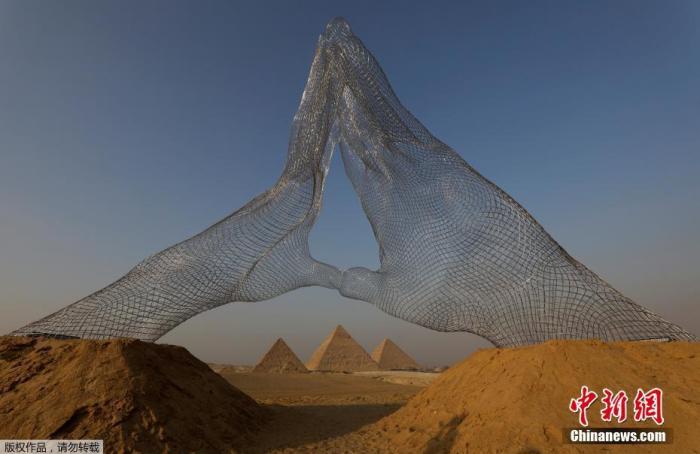 当地时间2021年10月23日，埃及吉萨，当代艺术展“永恒即现在”在吉萨金字塔附近举行，艺术作品与沙漠景观和谐并存。